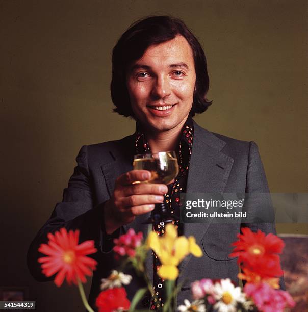 Gott, Karel *-Musiker, Saenger, Schlager, Tschechoslowakei - Portrait mit Glas Wein in der Hand- April 1972