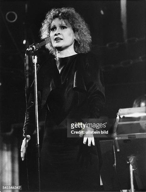 Ingrid Caven*-Sängerin, Schauspielerin, DPortrait während eines Auftritts- 1984Foto: Erika Rabau