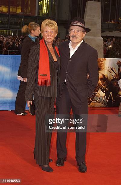 Schloendorff, Volker *Regisseur, Produzent, Dmit Ehefrau Angelika auf dem roten Teppisch vor dem Cine Star in Berlin am Potsdamer Platz