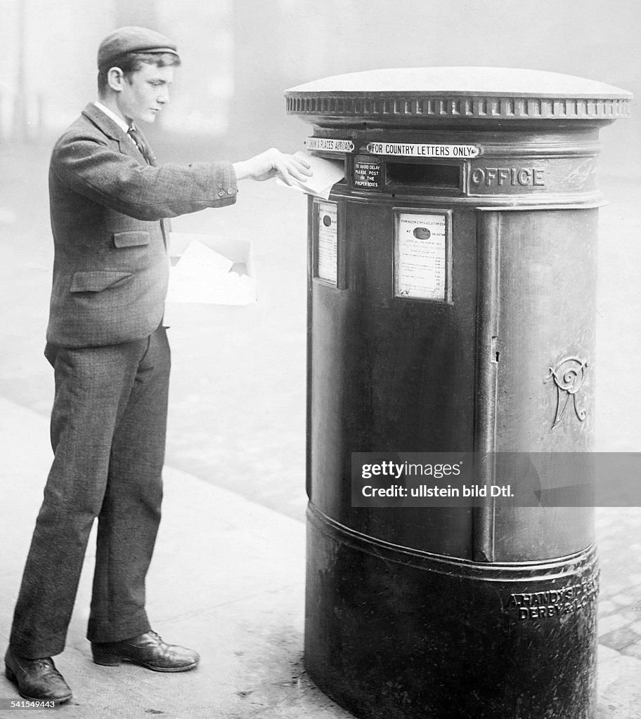 United Kingdom - England - London: young man in front of a mailbox - Published by: 'Berliner Illustrirte Zeitung' 14/1908Vintage property of ullstein bild