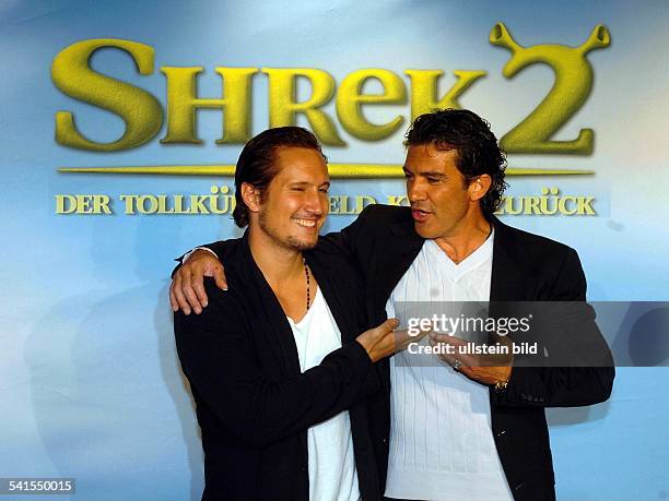 Schauspieler; Dmit Antonio Banderas , die beiden Synchronstimmen des US-amerikanischnen Kinofilms "Shrek2 - Der tollkühne Held kehrt zurück", in...