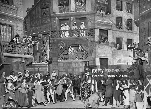 Theater USA New York: scene from the operetta 'Du barry', countess du Barry on the way to the guillotine - Published by: 'Berliner Illustrirte...