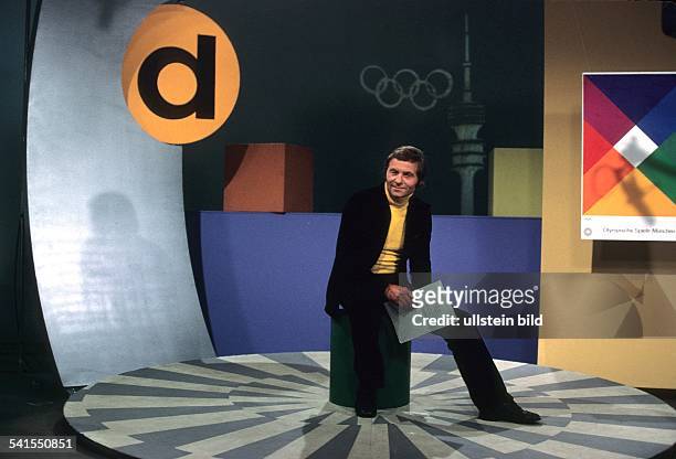 Valerien, Harry *-Sportjournalist, Moderator, D - Portrait im Fernsehstudio- 1972