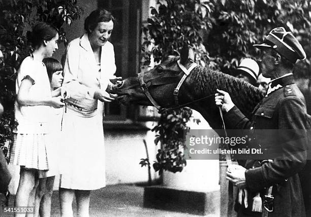 Offizier und Politiker, PolenEhefrau Alexandra mit den Töchtern Wandzia und Jagudka füttern ein Pferd- 1935