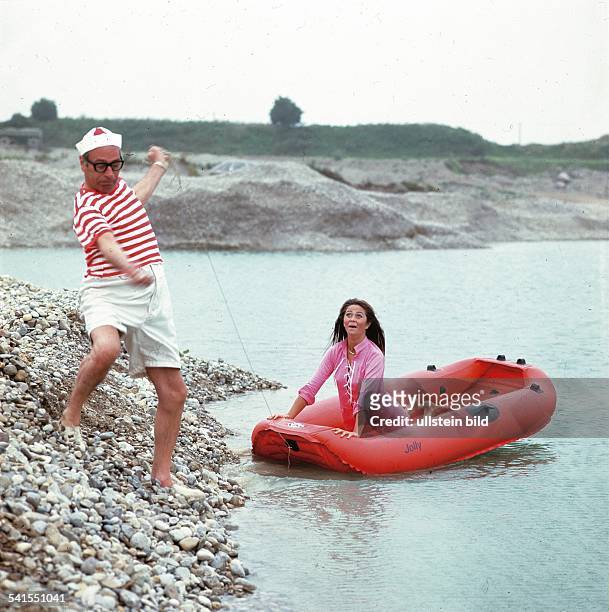 Sängerin, Schlager, Norwegenin einem roten Schlauchboot auf einem See in einer Kiesgrube; das Boot wird von einem Mann am Ufer gehalten - 1970