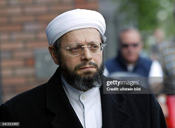 Islamischer Geistlicher, TürkeiFührer des Verbandes der islamischenVereine und Gemeinden e.V. In Köln Porträt vor der Ausländerbehörde in Köln