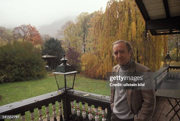 Clarin, Hans *-+Schauspieler, Synchronsprecher, D- auf dem Balkon seines Hauses, dem 'Moserhof'in Aschau - 1992