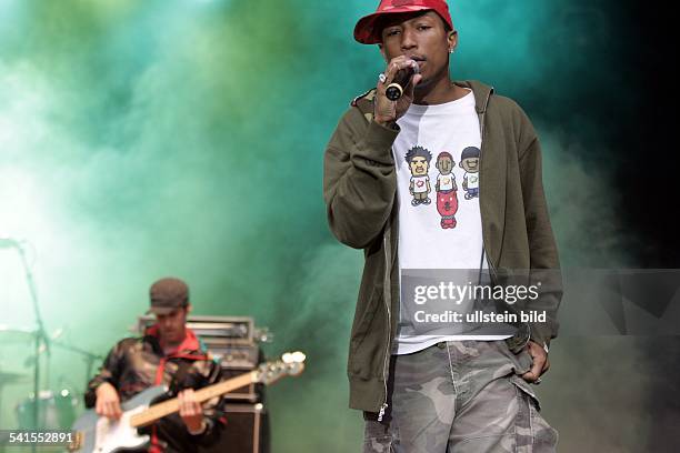 Musikgruppe, Hip-Hop; USA Sänger Pharrell Williams bei einem Auftritt im Hamburger Stadtpark