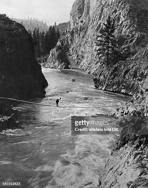 Washington Bundesstaat State - : wire bridge over the Spokane river - Published by: Fridolin 1925Vintage property of ullstein bild