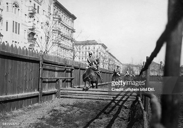 German Empire, military: 1st Garde Draggon Regiment in Berlin Kreuzberg: dragoons at the jumping course- 1905Vintage property of ullstein bild