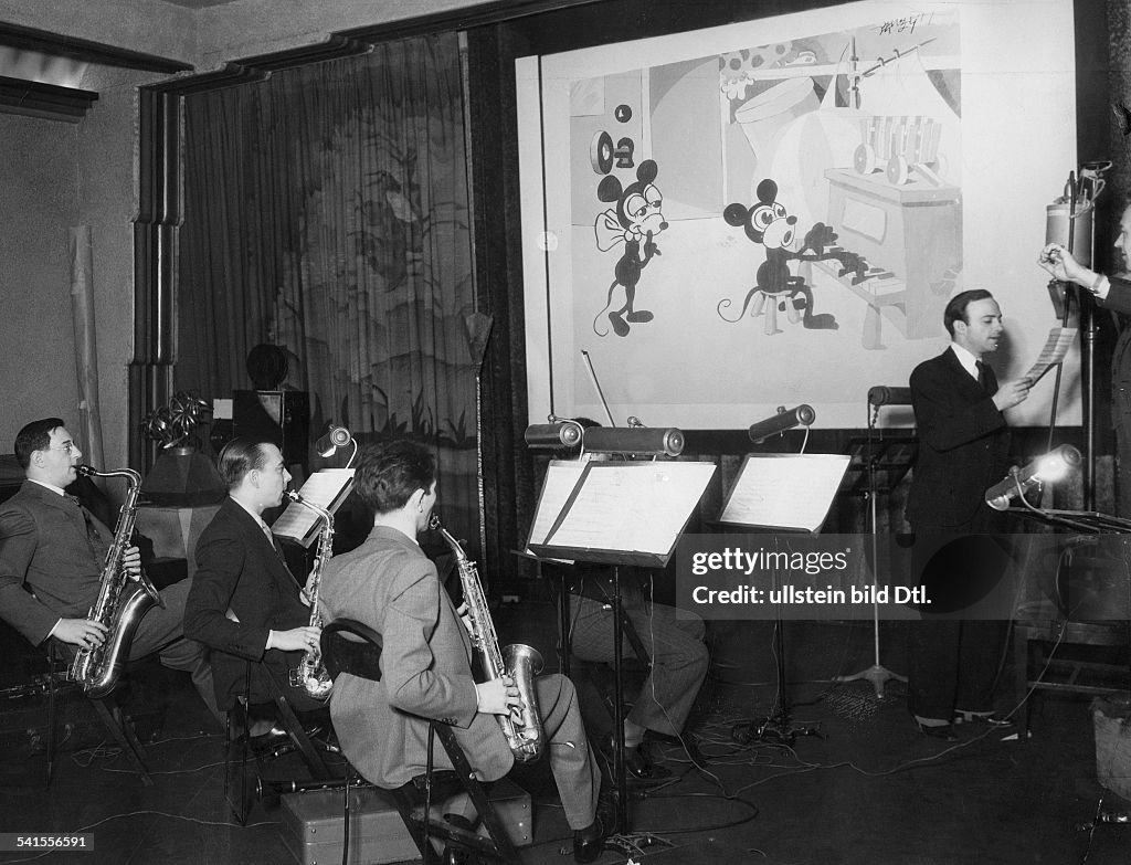 USA - Hollywood: Sound recording for a Mickey Mouse motion picture cartoon - Walt Disney Productions, Ltd. - Photographer: Ewing Galloway- Published by: 'Koralle' 06/1932Vintage property of ullstein bild