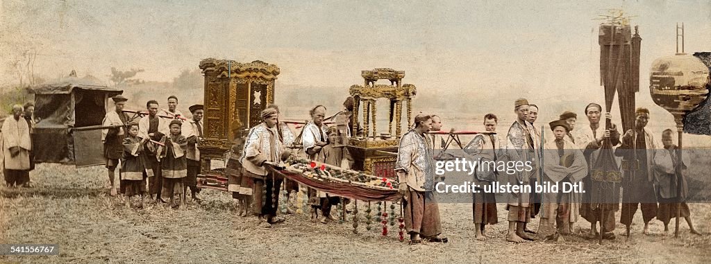 China: Chinese Funeral with decorated sedan chair - 1900Vintage property of ullstein bild