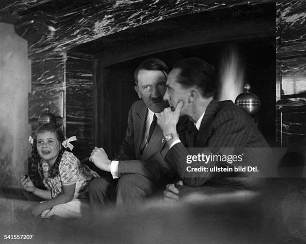 Politiker, NSDAP, D- Hitler mit Propagandaminister Josef Goebbels und dessen Tochter Helga vor einem Kamin auf dem Obersalzbergerschienen in:...