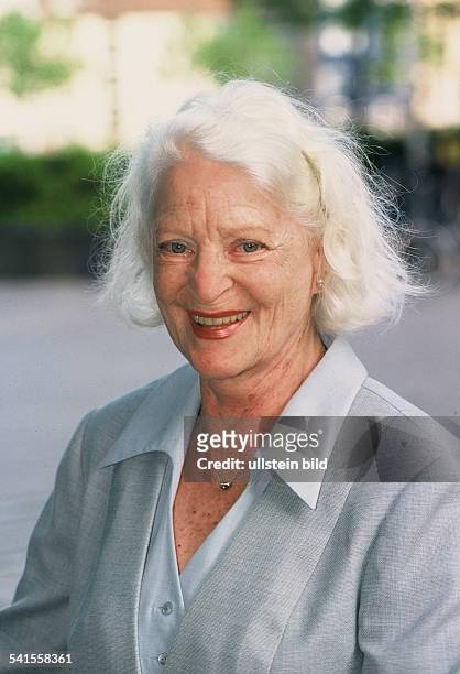 Wiedemann, Elisabeth *-Schauspielerin, D- Portrait, laechelt- 2002