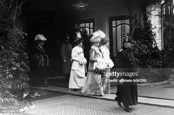 Augusta Viktoria - German Empress, Queen of Prussia*22.10.1858-+the Empress and her daughter Princess Viktoria Luise leaving a hotel in Gmunden -...