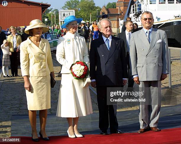 Königin von Dänemark seit 1972-Besuch in Lübeck: die Königin und ihr Prinzgemahl Henrik wurden von Bundespräsident Johannes Rau am Hansekai begrüsst