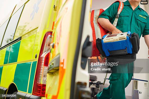 técnico en urgencias médicas y ambulancia - servicios de urgencias y rescate fotografías e imágenes de stock