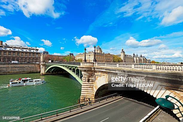 pont au change and conciergerie, former prison in paris - conciergerie stock pictures, royalty-free photos & images