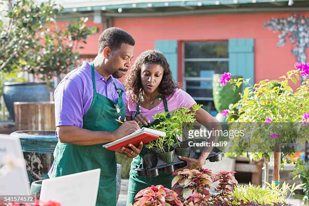 ブラックのカップルで働く在庫植物園を承っております。 - black business owner ストックフォトと画像