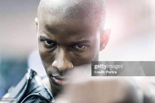 nahaufnahme der stolzen boxer im fitnessraum - männer portrait gesicht close up stock-fotos und bilder