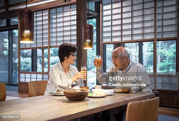 日本人夫婦で乾杯するビールグラス、夕食 - 飲み会　日本 ストックフォトと画像