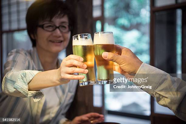 マチュア日本人女性ビールで乾杯する男性 - 飲み会　日本 ストックフォトと画像