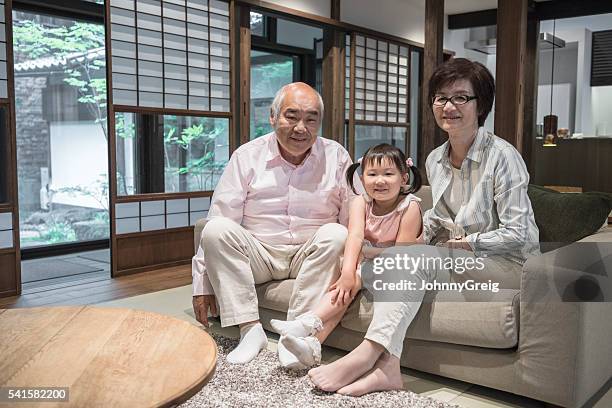 の肖像日本の方々に若い女の子ご自宅で - japanese family ストックフォトと画像