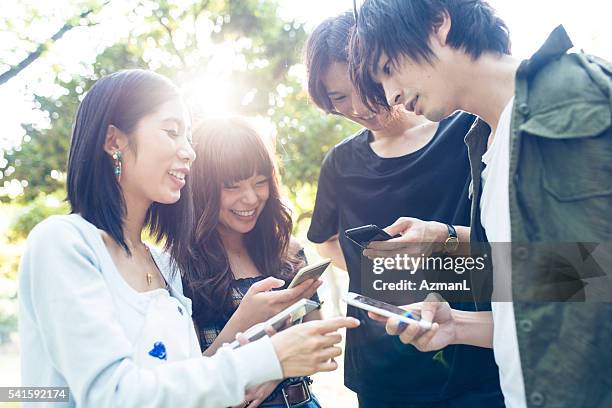 親しいご友人とのひとときに - 日本　手にもつ　外　仲間 ストックフォトと画像