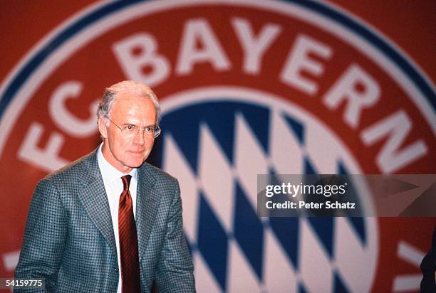 Franz Beckenbauer President of Bayern Munich spaeks at the annual general meeting on November 16, 1998 in Munich, Germany.