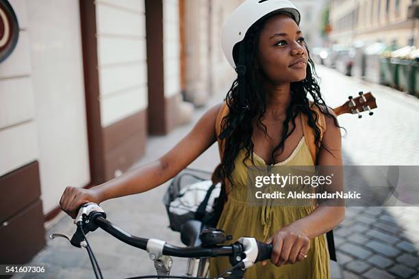 fahrradtour durch die stadt - afrikanerin korb tragen stock-fotos und bilder