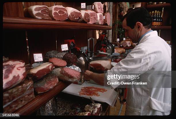 man slicing prosciutto - jambon de parme photos et images de collection