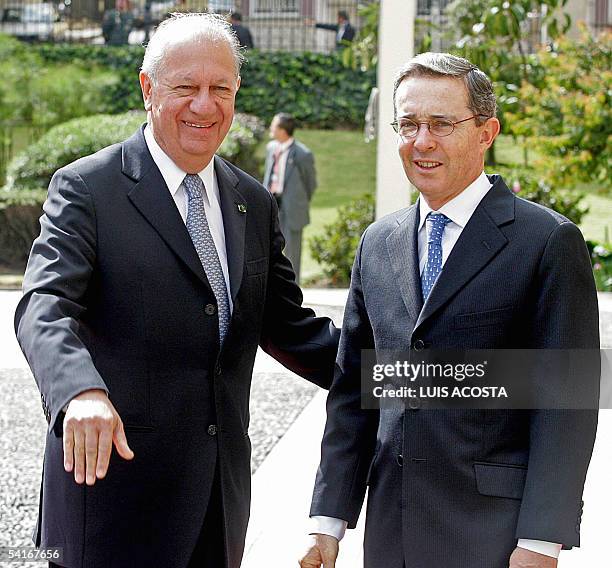 El presidente de Chile, Ricardo Lagos y el presidente de Colombia, Alvaro Uribe, saludan a la prensa en el Palacio de Narino en Bogota, el 02 de...