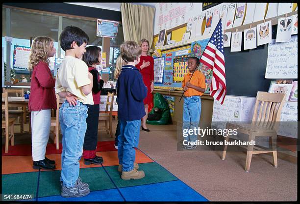 students saying pledge of allegiance in school - amerikanischer treueschwur stock-fotos und bilder