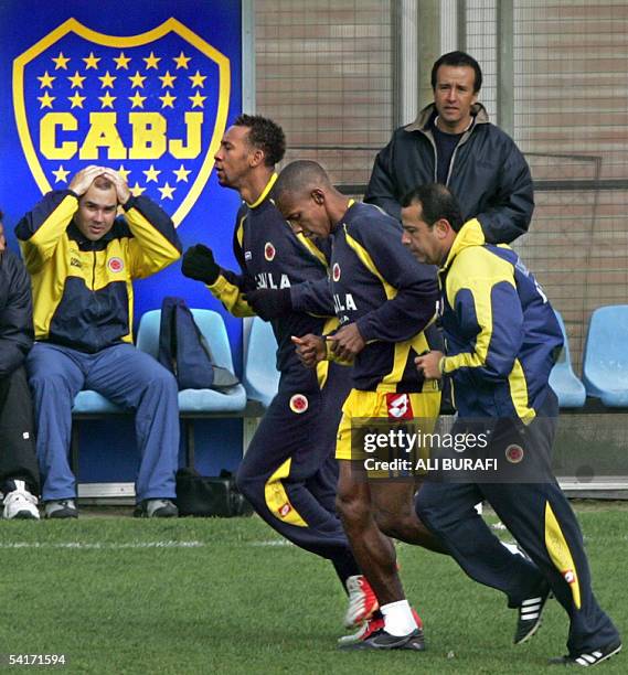 El preparador fisico de la seleccion colombia de futbol, Carlos Velasco y los jugadores Amaranto Perea y John Viafara participan de un entrenamiento...