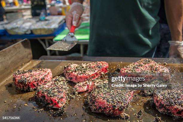 grilling fresh tuna on at a florida seafood festival - stuart florida imagens e fotografias de stock