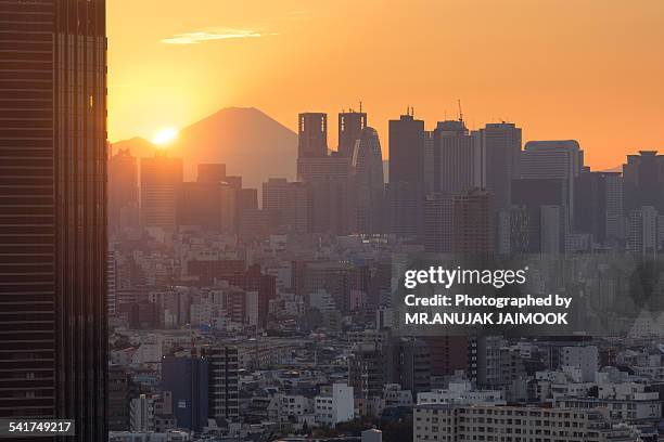 sunset in tokyo with mt.fuji in background - narita photos et images de collection