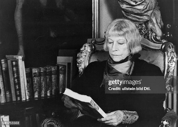 Nielsen, Asta - Actress, Denmark - *11.09.1881-+ Portrait reading a book about herself 1960s Vintage property of ullstein bild