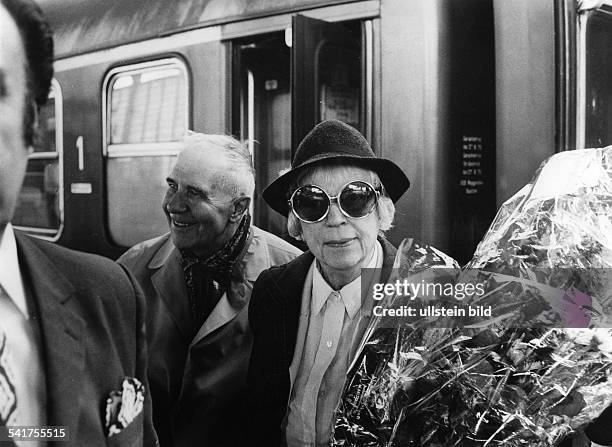 Schauspielerin, Dänemark- mit ihrem Ehemann, dem KunsthändlerChristian Theede nach der Ankunft amBahnhof, Berlin- vermutlich 1970veröffentlicht in:...
