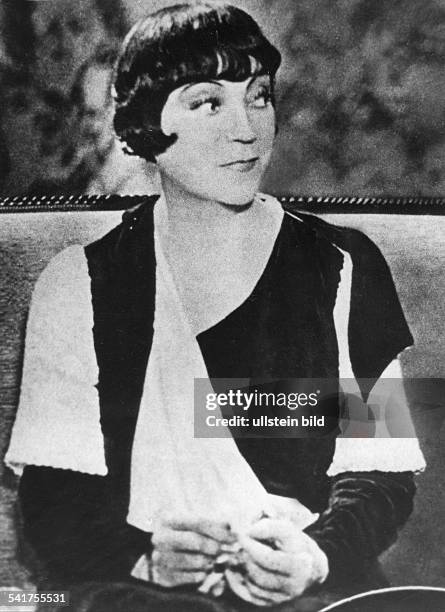 Nielsen, Asta - Actress, Denmark - *11.09.1881-+ Scene from the movie 'Unmoegliche Liebe ' Directed by: Erich Waschneck Germany 1932 Produced by:...