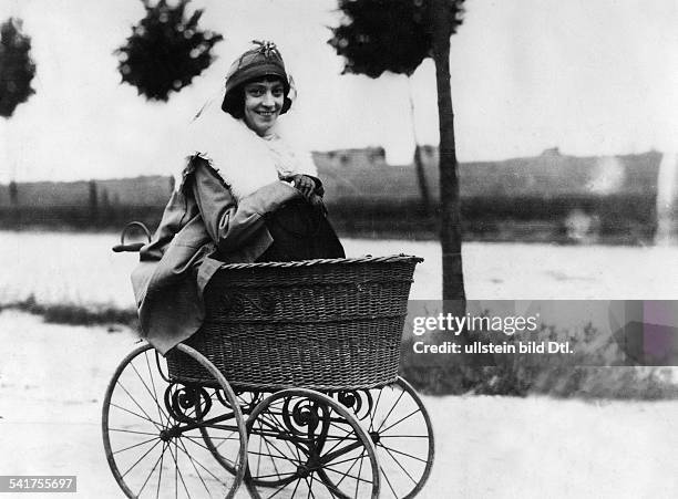 Nielsen, Asta - Actress, Denmark - *11.09.1881-+ sitting in a pram - 1919 Vintage property of ullstein bild