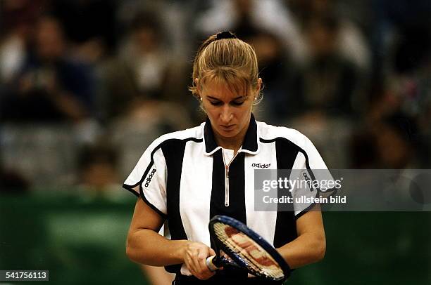 1969Sportlerin, Tennis, DWTA-Turnier in Leipzigschaut konzentriert auf ihrenTennisschläger- September 1996