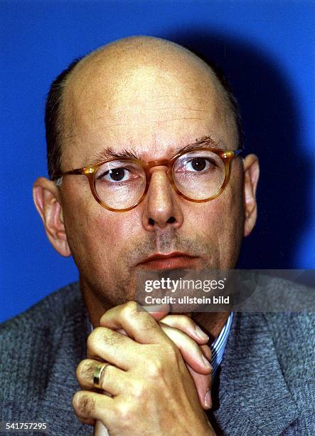 - COLPolitiker, SPD, DMinister für Wirtschaft, Mittelstand undTechnologie im Land Brandenburgstützt das Kinn auf die Hände- November 1996