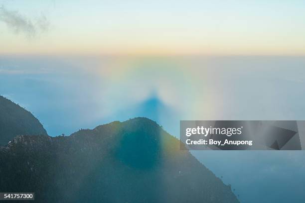 brocken spectre phenomenon - brockengespenst stock-fotos und bilder