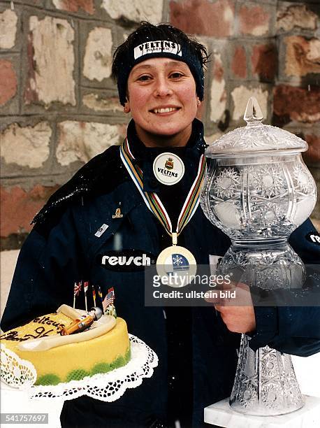 Sportlerin, Rennrodeln, D- mit der Trophäe als Weltcup - Siegerin- 1996
