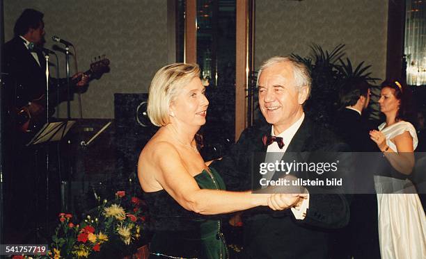 Politiker, SPD, DMinisterpräsident des BundeslandesBrandenburg- tanzt mit seiner Frau Ingrid auf dembrandenburgischen Presseball- Oktober 1995