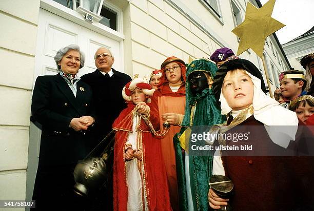 1934Jurist, Politiker, CDU, D- seit 1994 Bundespräsidentmit seiner Frau Christiane undSternsingern vor dem Schloss Bellevue inBerlin