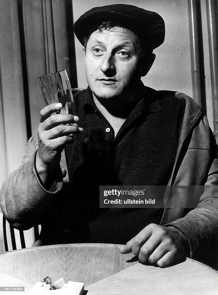 * 1926Schauspieler, DDRin der Aufführung "Unterwegs" von... News Photo