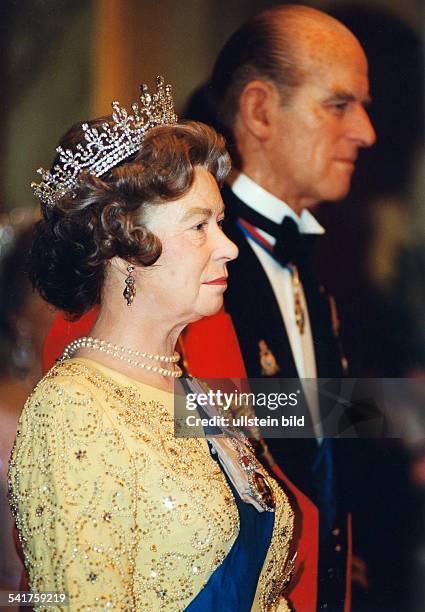 Elisabeth II. *-Koenigin von GB seit 1953- mit Ehemann Prinz Philip als Wachsfigur im "Madame Tussaud's" Wachsfigurenkabinett in London- 1996