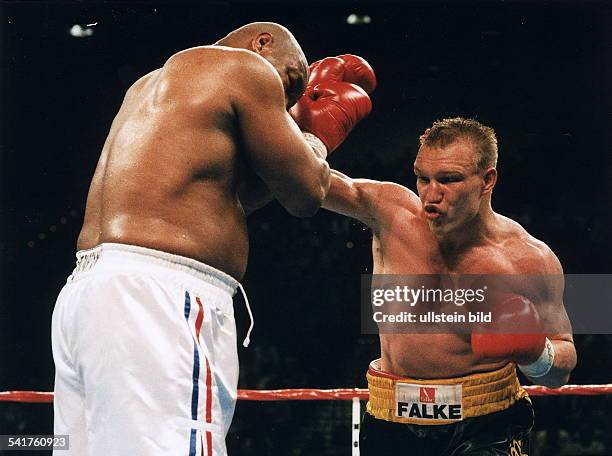 1968Sportler, Boxen DIBF Schwergewichts-WM-Kampf gegen denamtierenden Weltmeister George Foreman inLas Vegas:- Schulz trifft Foremann mit einerRechten