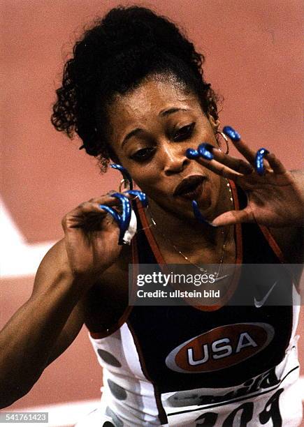 Sportlerin, Leichtathletik USAzeigt ihre langen, gekrümmten blauenFingernägel- 1997